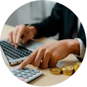 Pessoa usando calculadora e computador para organizar as finanças